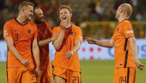 Ван дер Ваарт съветва Де Йонг да смени Барса с Юнайтед