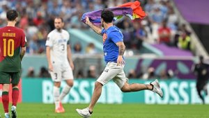 Нахлуване! Протестър, подкрепящ няколко каузи, прекрати мача Португалия-Уругвай