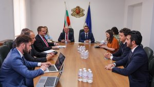 Спортният министър обсъди сътрудничество с Барселона