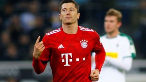 Пука ли му за пороя от пропуски? Левандовски пише история + СНИМКА