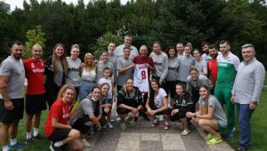 Стоичков на крака при волейболистките 