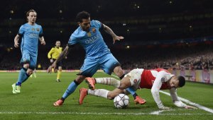 Дани Алвеш реже Юве и остава в Барса