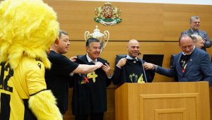 След триумфа с Купата: Ботев Пд подари фланелка на върл локомотивец + СНИМКИ