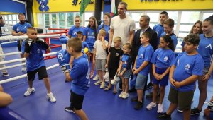 Посрещнаха Кличко с аплодисменти и много детски смях на &bdquo;Герена&ldquo;