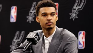 Упс! Охрана прасна Бритни Спиърс докато опитваше да се снима с Уембаняма