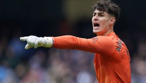 Играч е! Кепа си ляга до "Мис Вселена" Испания + СНИМКИ