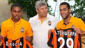 Юнайтед взима Дъглас Коща за заместник на Пол Скоулс