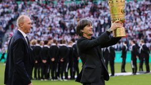 Йоги плюе Бундеслигата: Падащи играчи и крещящи треньори! 