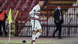 Уникално: Захвърлената от Роналдо лента на търг в Белград