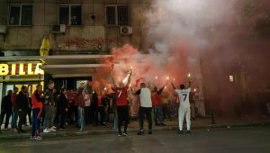 Фенове на Юнайтед отпразнуваха успеха над Ливърпул с пирошоу в центъра на София + СНИМКИ 