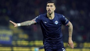 Секси балдъза на ас от Серия А подлуди Италия + СНИМКИ