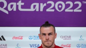 Бейл точи ножа на САЩ