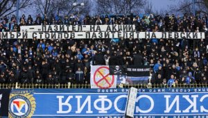 Сираков скочи на част от феновете на Левски: Бомбите и плакатите не ме плашат!