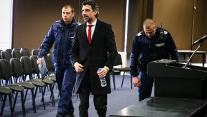 Какво става с конгреса? Полиция нахлу в НДК