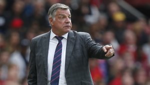 Подкупният Сам иска компенсация от Англия