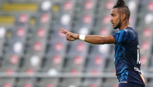 Скандал във Франция: Фенове нахлуха на терена и се биха с футболисти + ВИДЕО