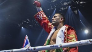 Кобрата прегази бивш затворник, остава претендент за световната титла