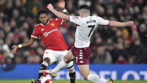 Ман Юнайтед се облизва за халф на Астън Вила