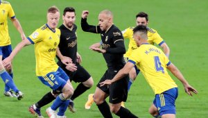 Нова бомба в Испания! Новакът Кадис шокира Барса