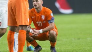 Гаменска изцепка: Уесли Снайдер танцува върху покрива на кола, арестуват го