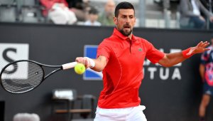 Удариха Джокович с бутилка по главата + ВИДЕО