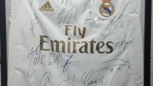 Старт на търга за фланелката с подписи на целия Реал Мадрид