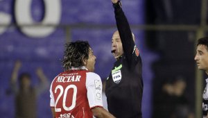 Ренде №1 в историята почна с червен картон и като треньор