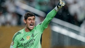 Секси съпругата на Куртоа стана певица + СНИМКИ