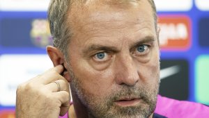 Флик дърпа ушите на звездите на Барса