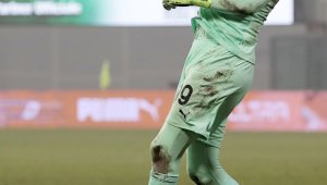 Милан дава торба с пари и краткосрочен договор на Донарума