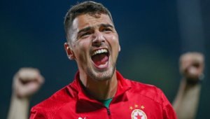 Вратарят на ЦСКА празнува годишнина в Маями + СНИМКИ