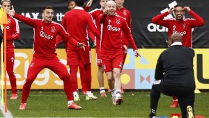 Ненаситни: И треньор на Аякс искал секс от служителка