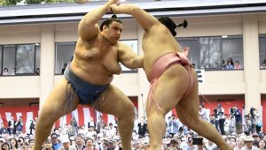 Аоияма остава с шансове за титлата в Осака