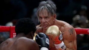 Мики Рурк: С мен е страшно руско маце, а този си мисли, че гледам невзрачното му гадже