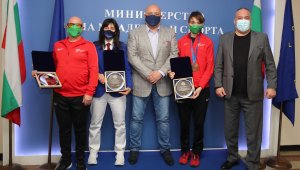 Министър Кралев награди Илина Иванова за бронза от Европейското по таекуондо