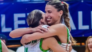 България надигра световния шампион след петсетова драма