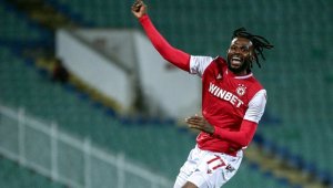 Коялипу остана без треньор