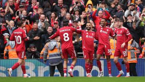 Ливърпул удари Евертън в дербито и продължава по шампионски