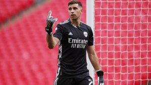 Арсенал праща Мартинес в Астън Вила