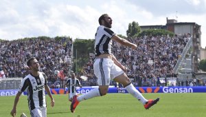 Де Лаурентис: Предложих повече пари на Игуаин от Юве