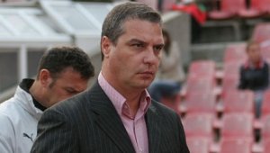 Сашо Станков излиза срещу Марадона