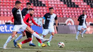 Локо Пд "върза" защитник