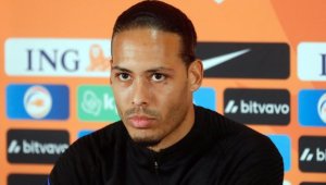 Ван Дайк сдаде капитанската лента на Нидерландия