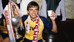 Как преди 30 години Арсенал взе титлата от Ливърпул с последното докосване в мача