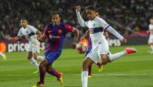 Защитник на Барса се хвана с голяма красавица + СНИМКИ