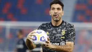 Парма приветства "Супермен" Буфон с уникално ВИДЕО