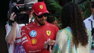 Родна звезда гостува на Ферари, гушка се с Хамилтън + СНИМКИ