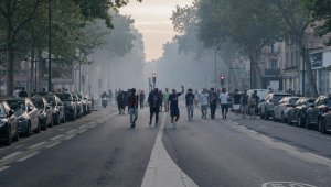 Феновете на ПСЖ превърнаха Париж във военна зона след триумфа в ШЛ + СНИМКИ