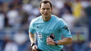 Реферът, закопал Ливърпул, няма да свири на Червените до края на сезона