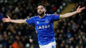 Шапкарите ще се спасяват с бившо крило на Тотнъм и Нюкасъл